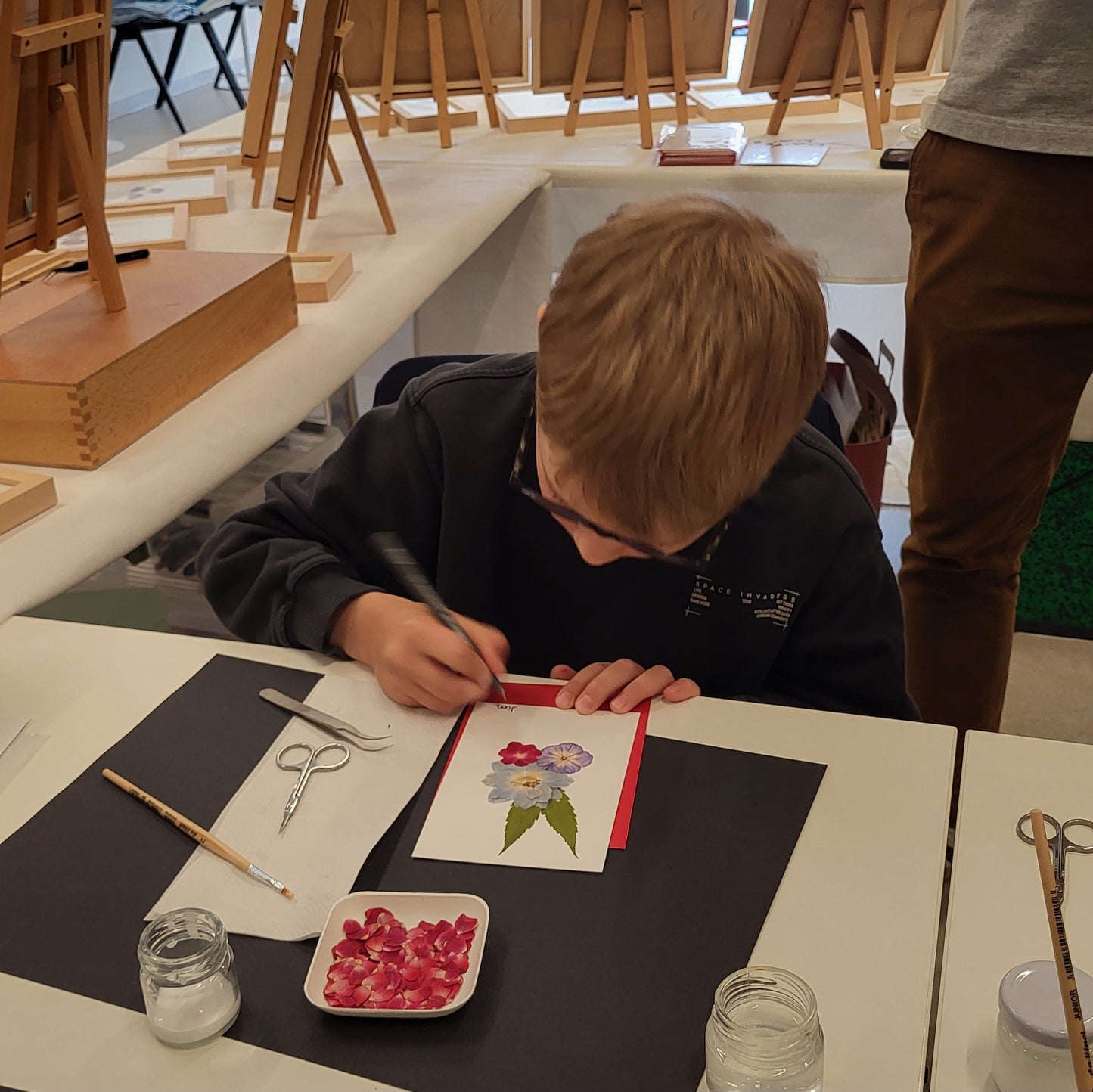 CADEAU FÊTE DES PÈRES – ATELIER PAPA-ENFANT(S) « CRÉATION D’UN HERBIER EN FLEURS PRESSÉES » (LUXEMBOURG – 04/10/2025 à 10H45)