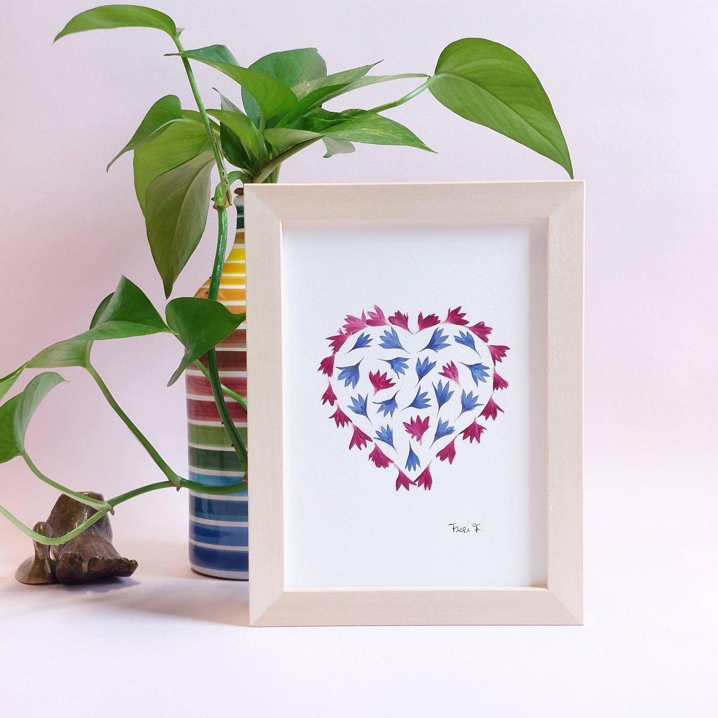 Herbier décoratif sous forme de cœur fait avec des pétales de bleuets bleus et rouges. Cadre en bois de tilleul haut de gamme fabriqué en Italie. Idéal pour cadeau de Noël, le Saint Valentin ou la fête des mères.