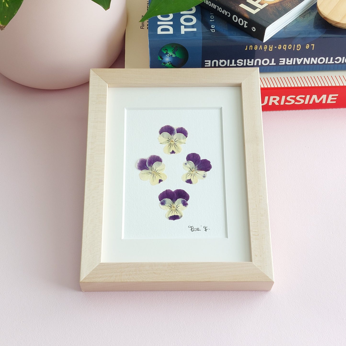 Composition florale encadrée faisant partie de la collection Les Minimalistes, réalisée avec des 4 pensées bleu et jaune, issues de sources locales.