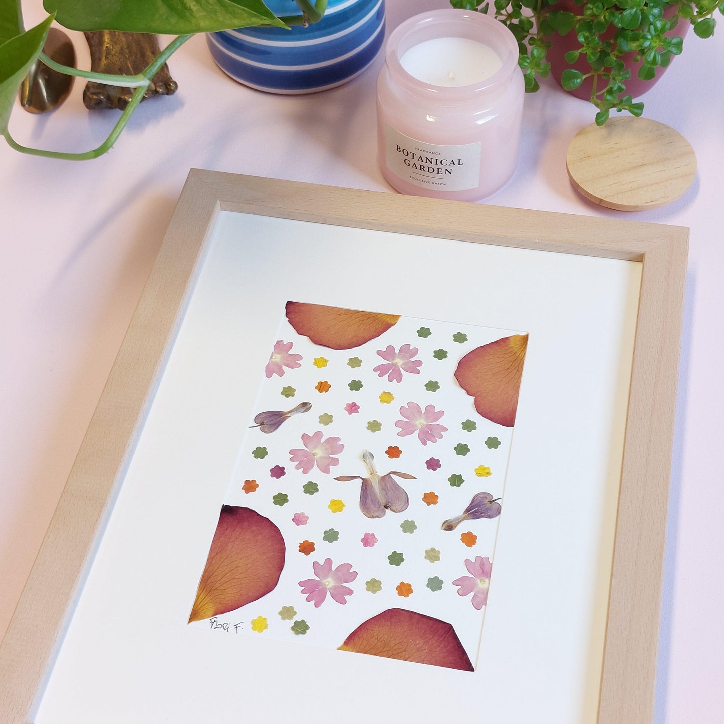 HA18242409234 Herbier d'art Flori F. , pétales de rose, verveine couleur rose, fleurs de Cœur de Marie roses, pétales de fleurs de Cosmos , Dhalia. Cadre en bois de hêtre haut de gamme fait en Italie.