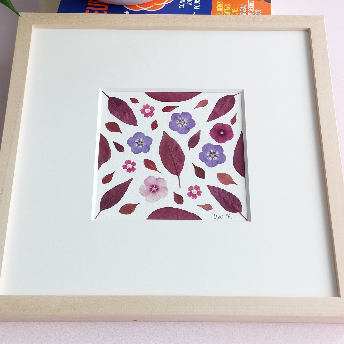 Herbier d’art encadré – LE CADEAU IDÉAL POUR LA FÊTE DES MÈRES !
Élégance et douceur se rencontrent dans cette création au format 30x30 cm, composée de feuilles d’amarante rouge et de fleurs de phlox et de verveine, toutes issues de cultures écoresponsables. Un tableau floral unique, sublimé par un passepartout haut de gamme, pour célébrer la nature avec délicatesse.