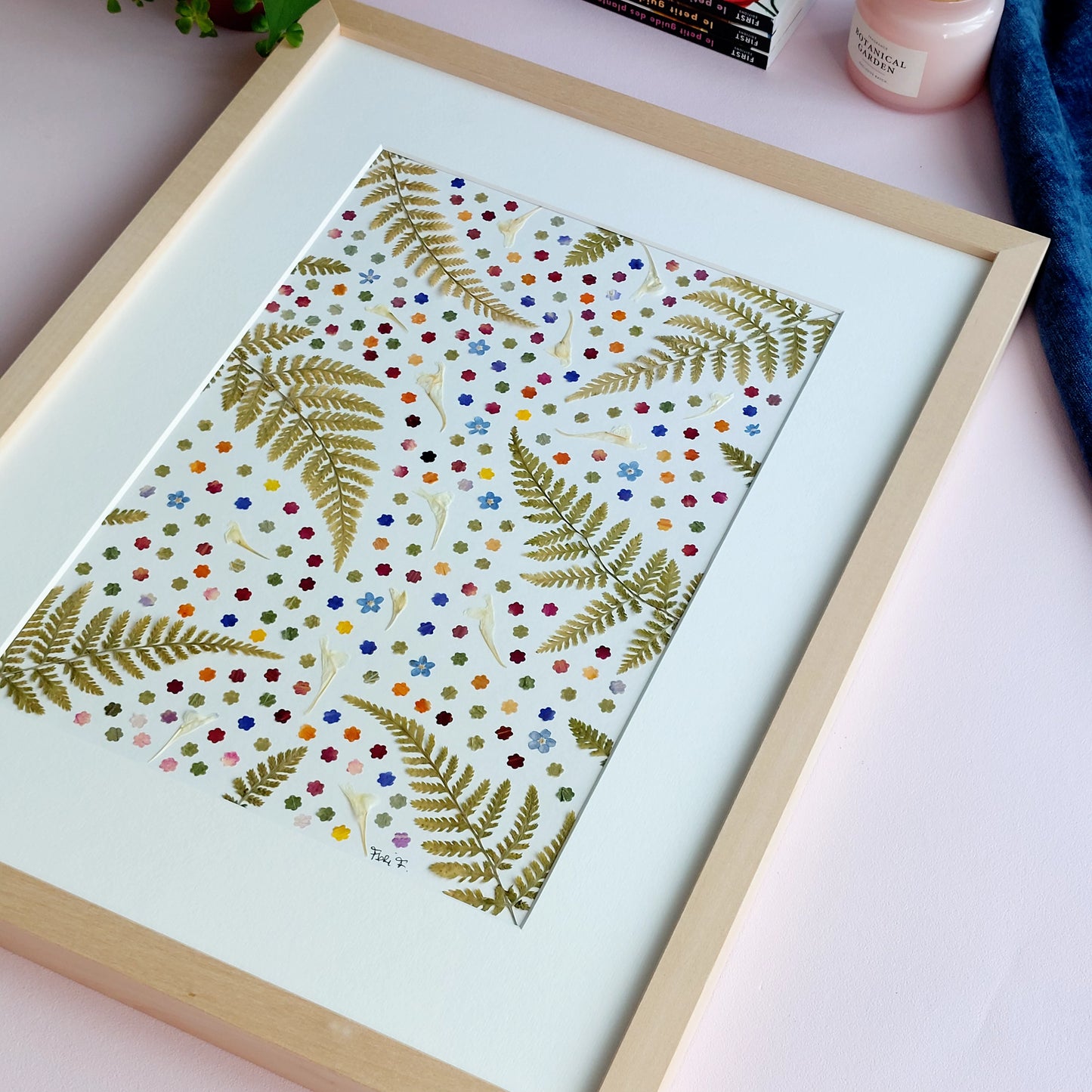 Composition florale encadrée, réalisée à partir d'un mélange de feuilles de fougère et des pétales et feuilles variés (delphinium, cosmos, acacia, etc.), tous issus de sources locales.
Cadeau floral idéal pour Noël, anniversaire, etc.