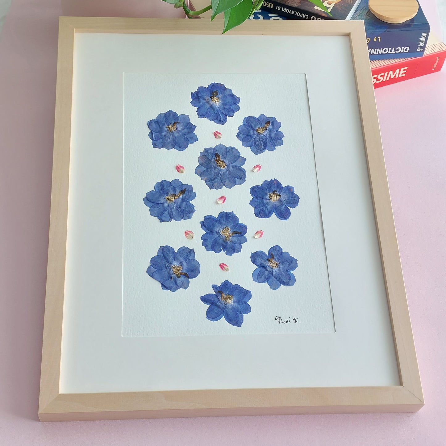 HA30402503292_herbier_delphinium_bleu_gomphrena
Herbier d'art encadré, réalisé à partir de fleurs de delphinium bleu et de pétales de gomphrena globosa, tous issus de sources respectueuses de l'environnement. Cadeau parfait pour la fête des mères.