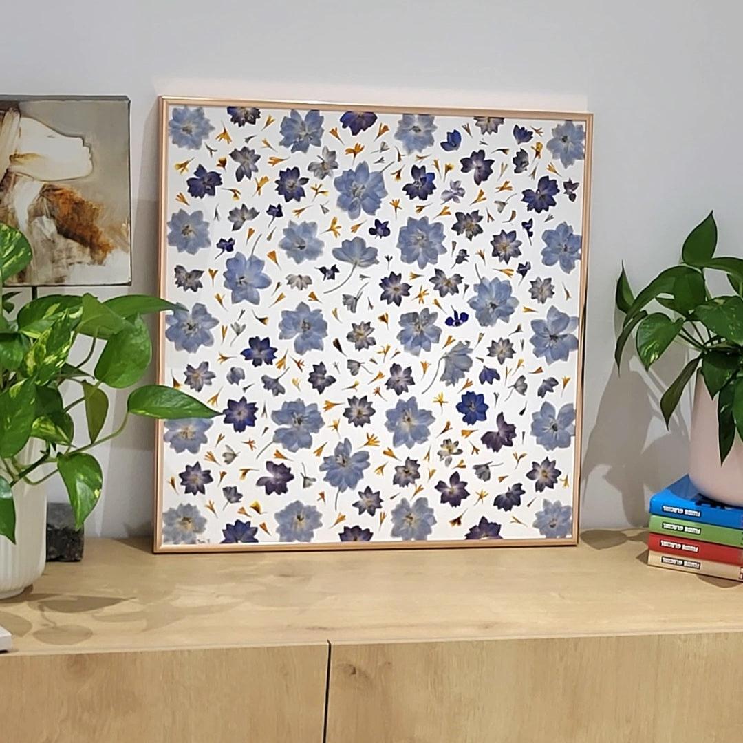 Herbier d'art encadré, réalisé à partir d'un mélange de fleurs de delphinium bleu et de pétales de fleurs d'œillet brun-orange. Toutes les fleurs sont issues de sources locales et respectueuses de l'environnement.
Création ayant reçu un certificat de mérite artistique au Concours International d'Art Luxembourg Art Prize.
