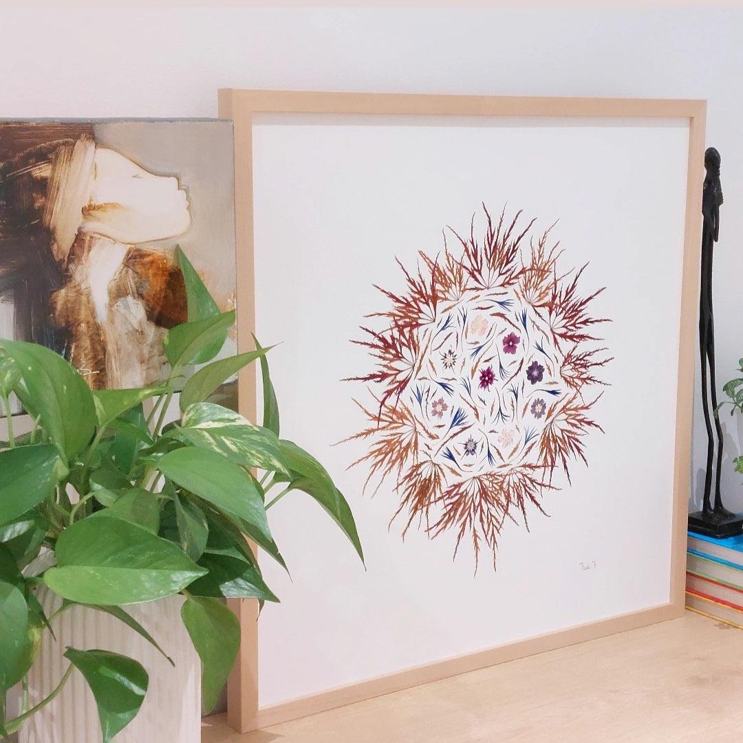 Herbier d'art encadré, réalisé à partir de feuilles d'érable japonais, des fleurs de phlox variés et des petales de bleuet sauvage. Cadre en bois de tilleul haut de gamme fabriqué en Italie.