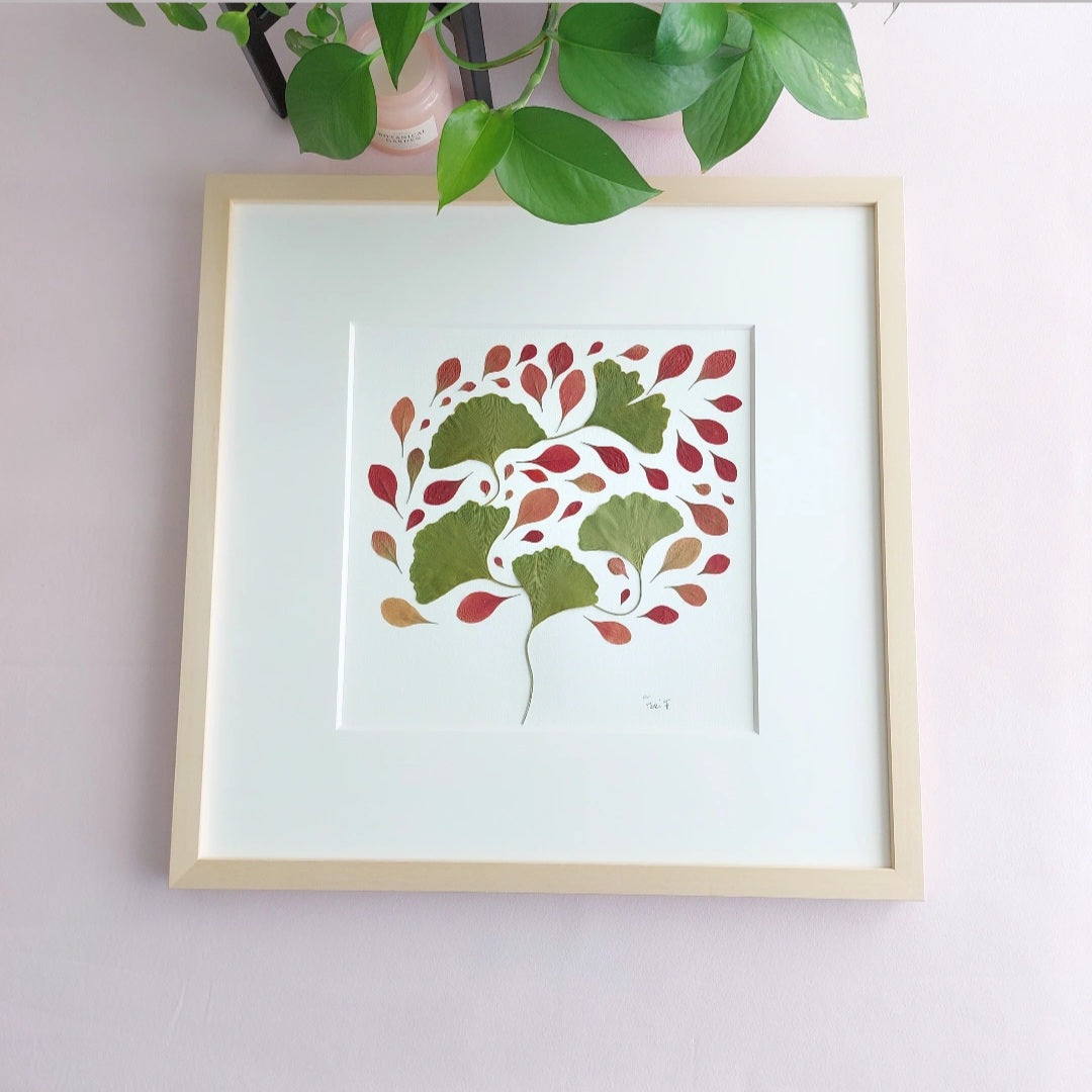 Herbier d'art encadré, réalisé à partir de feuilles vertes de gingo biloba cueillies à Gasperich-Luxembourg et des feuilles de Berberis thunbergii d'origine locale. Cadre en bois de tilleul haut de gamme fabriqué en Italie. Passe-partout haut de gamme sur mesure.