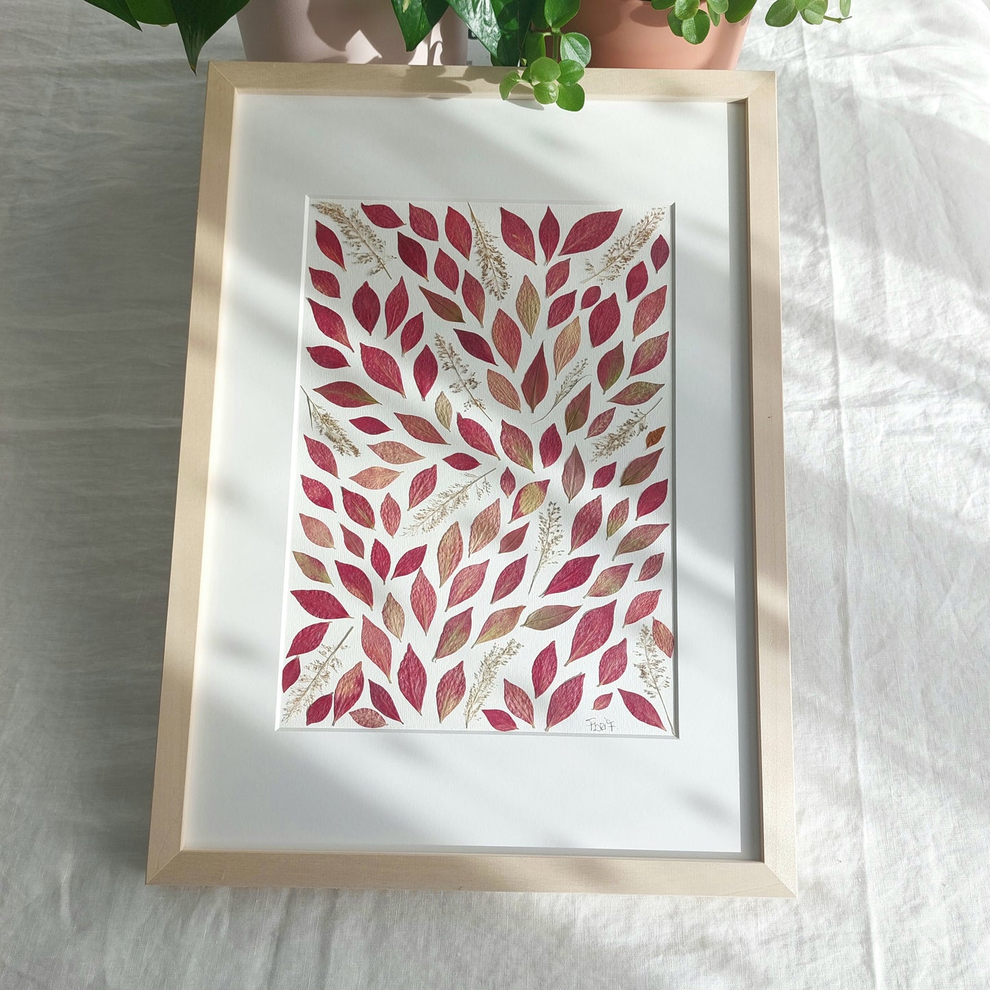 Herbier d'art encadré, réalisé avec des feuilles d'automne et des graminées issues de sources locales. Les végétaux sont pressés et séchés naturellement pour préserver leur délicatesse. Présenté dans un cadre en bois de tilleul éco-responsable, fabriqué en Italie. Pour une conservation optimale, évitez l'exposition directe au soleil ou à l'humidité. Usage exclusivement visuel, reproduction interdite.