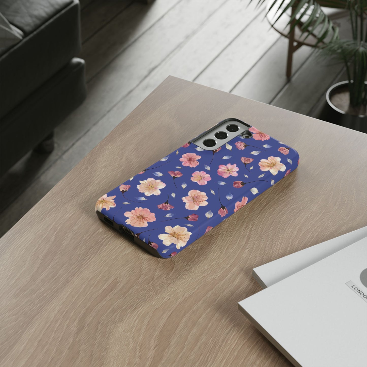 Coque Téléphone Samsung, iPhone & Google Pixel Renforcée Mate – Design Floral Fleurs de Cerisier sur Fond Bleu Encre | Protection Antichoc | Idée Cadeau Pour Elle