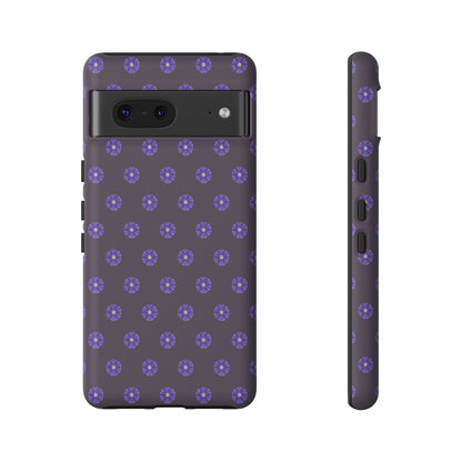 Coque Téléphone Samsung, iPhone & Google Pixel Renforcée Mate – Design Floral Epuré Fleurs de Primevère sur Fond Couleur Prune| Protection Antichoc | Idée Cadeau Femme