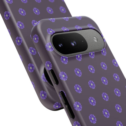 Coque Téléphone Samsung, iPhone & Google Pixel Renforcée Mate – Design Floral Epuré Fleurs de Primevère sur Fond Couleur Prune| Protection Antichoc | Idée Cadeau Femme
