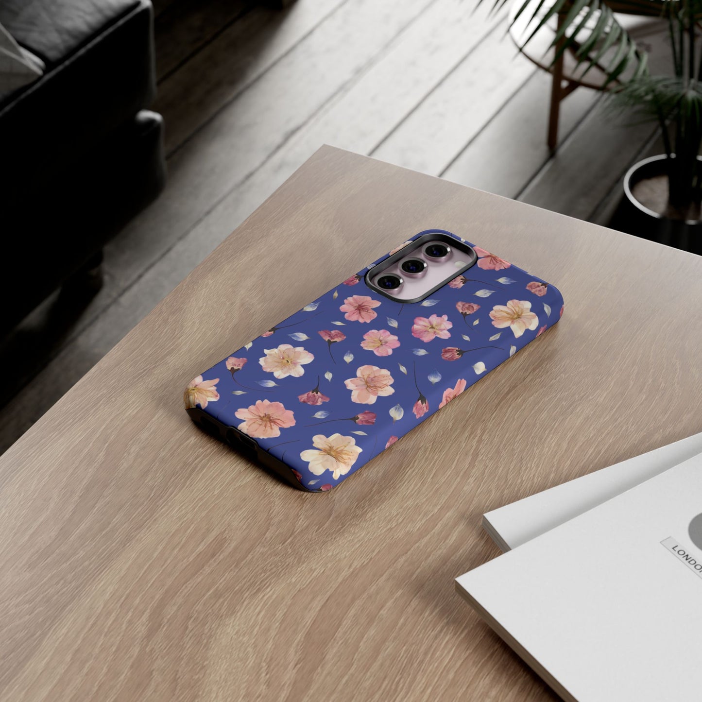 Coque Téléphone Samsung, iPhone & Google Pixel Renforcée Mate – Design Floral Fleurs de Cerisier sur Fond Bleu Encre | Protection Antichoc | Idée Cadeau Pour Elle