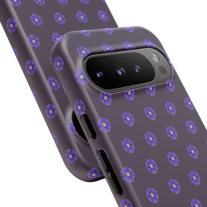 Coque Téléphone Samsung, iPhone & Google Pixel Renforcée Mate – Design Floral Epuré Fleurs de Primevère sur Fond Couleur Prune| Protection Antichoc | Idée Cadeau Femme