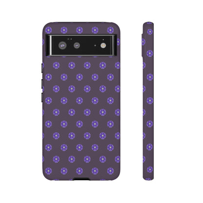 Coque Téléphone Samsung, iPhone & Google Pixel Renforcée Mate – Design Floral Epuré Fleurs de Primevère sur Fond Couleur Prune| Protection Antichoc | Idée Cadeau Femme