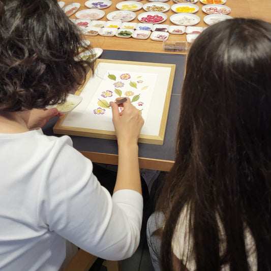 ATELIER PRIVÉ SPÉCIAL FÊTE DES MÈRES : MAMAN & FILLE – CRÉATION D’UN HERBIER D’ART EN FLEURS SÉCHÉES (LUXEMBOURG – 19/07/2025 à 14H)