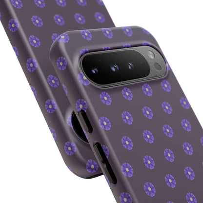 Coque Téléphone Samsung, iPhone & Google Pixel Renforcée Mate – Design Floral Epuré Fleurs de Primevère sur Fond Couleur Prune| Protection Antichoc | Idée Cadeau Femme