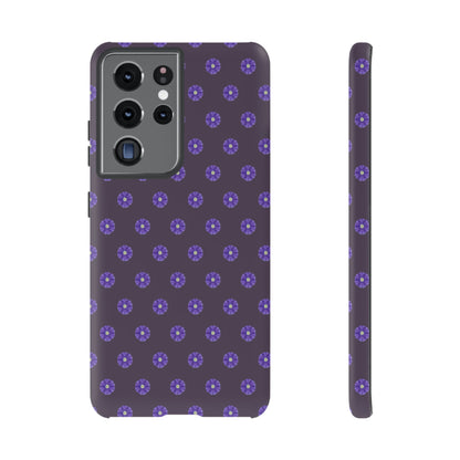 Coque Téléphone Samsung, iPhone & Google Pixel Renforcée Mate – Design Floral Epuré Fleurs de Primevère sur Fond Couleur Prune| Protection Antichoc | Idée Cadeau Femme