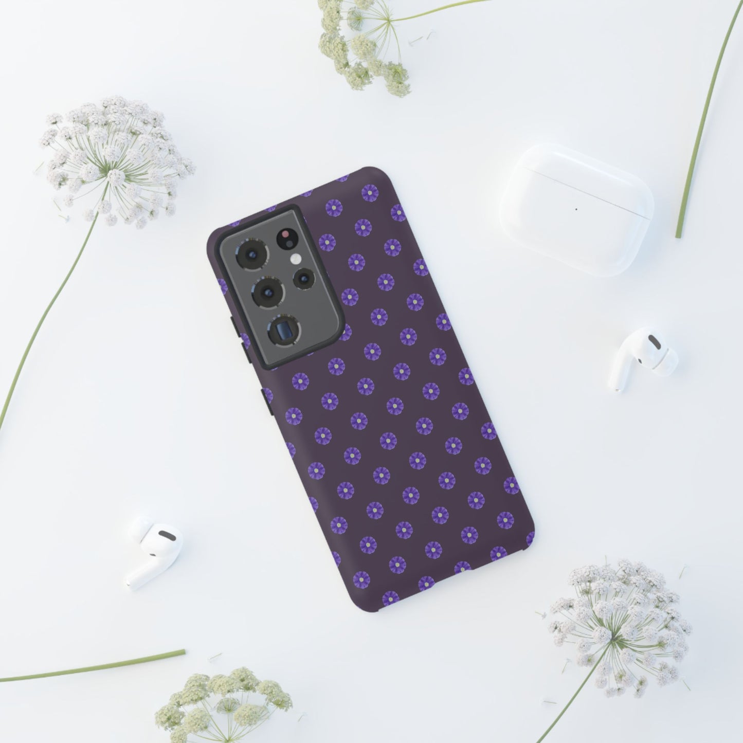 Coque Téléphone Samsung, iPhone & Google Pixel Renforcée Mate – Design Floral Epuré Fleurs de Primevère sur Fond Couleur Prune| Protection Antichoc | Idée Cadeau Femme