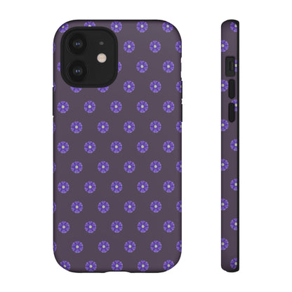 Coque Téléphone Samsung, iPhone & Google Pixel Renforcée Mate – Design Floral Epuré Fleurs de Primevère sur Fond Couleur Prune| Protection Antichoc | Idée Cadeau Femme