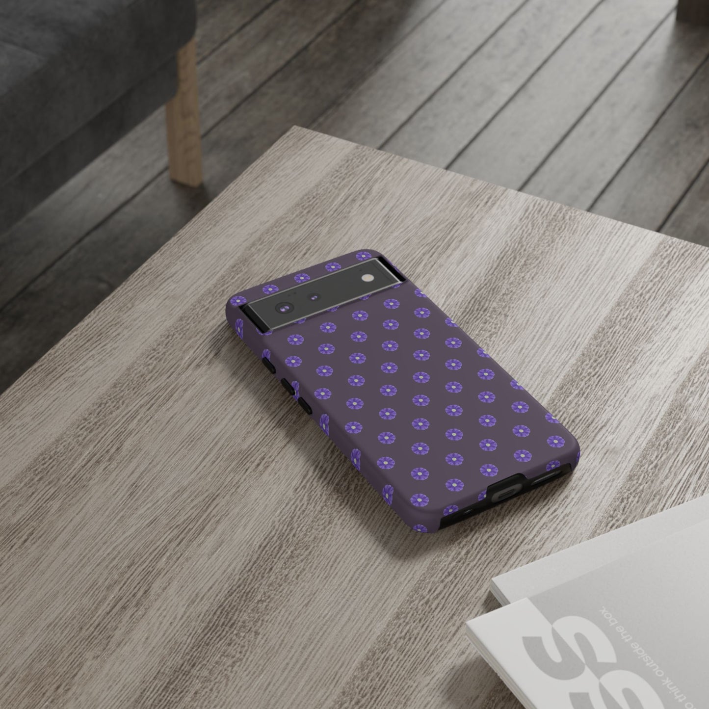 Coque Téléphone Samsung, iPhone & Google Pixel Renforcée Mate – Design Floral Epuré Fleurs de Primevère sur Fond Couleur Prune| Protection Antichoc | Idée Cadeau Femme