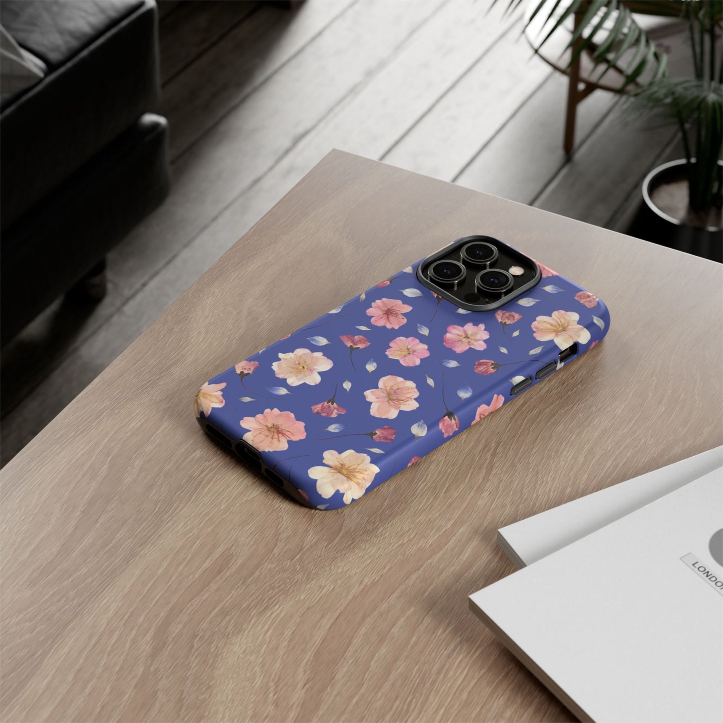 Coque Téléphone Samsung, iPhone & Google Pixel Renforcée Mate – Design Floral Fleurs de Cerisier sur Fond Bleu Encre | Protection Antichoc | Idée Cadeau Pour Elle