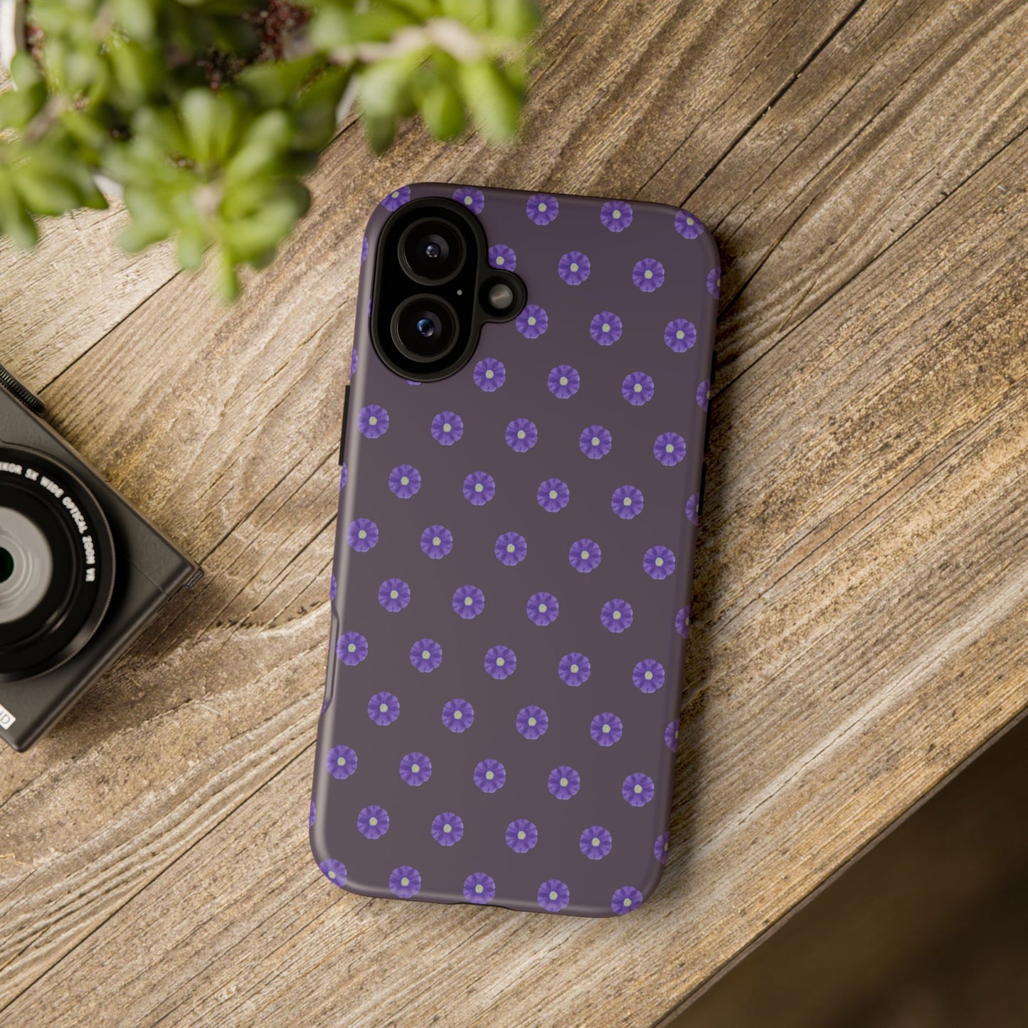 Coque Téléphone Samsung, iPhone & Google Pixel Renforcée Mate – Design Floral Epuré Fleurs de Primevère sur Fond Couleur Prune| Protection Antichoc | Idée Cadeau Femme