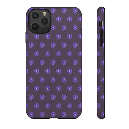 Coque Téléphone Samsung, iPhone & Google Pixel Renforcée Mate – Design Floral Epuré Fleurs de Primevère sur Fond Couleur Prune| Protection Antichoc | Idée Cadeau Femme