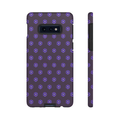 Coque Téléphone Samsung, iPhone & Google Pixel Renforcée Mate – Design Floral Epuré Fleurs de Primevère sur Fond Couleur Prune| Protection Antichoc | Idée Cadeau Femme