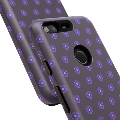 Coque Téléphone Samsung, iPhone & Google Pixel Renforcée Mate – Design Floral Epuré Fleurs de Primevère sur Fond Couleur Prune| Protection Antichoc | Idée Cadeau Femme