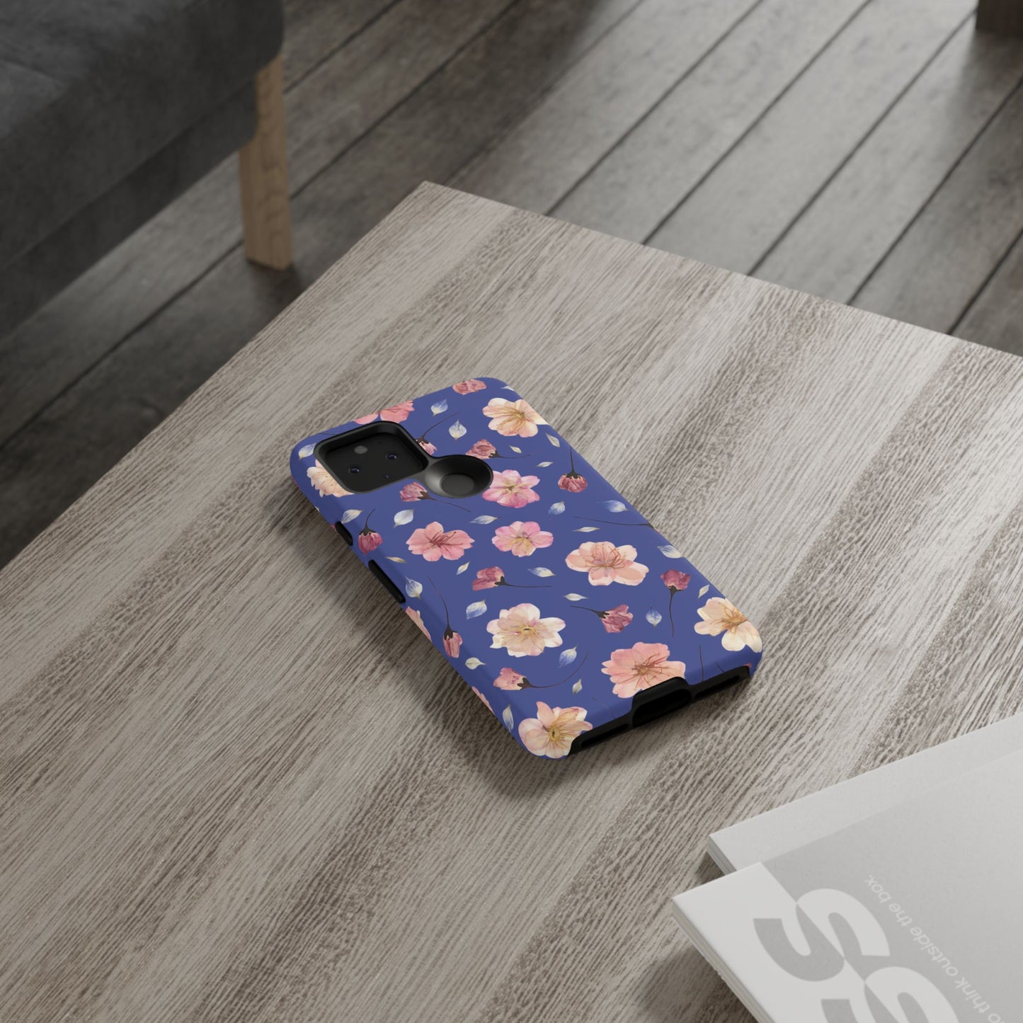 Coque Téléphone Samsung, iPhone & Google Pixel Renforcée Mate – Design Floral Fleurs de Cerisier sur Fond Bleu Encre | Protection Antichoc | Idée Cadeau Pour Elle