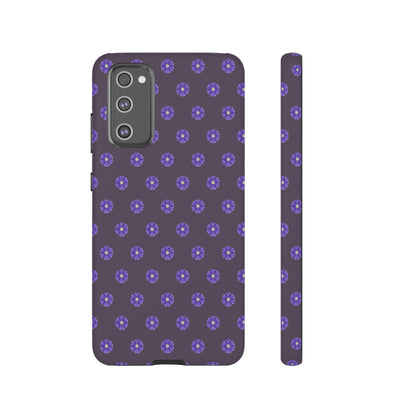 Coque Téléphone Samsung, iPhone & Google Pixel Renforcée Mate – Design Floral Epuré Fleurs de Primevère sur Fond Couleur Prune| Protection Antichoc | Idée Cadeau Femme