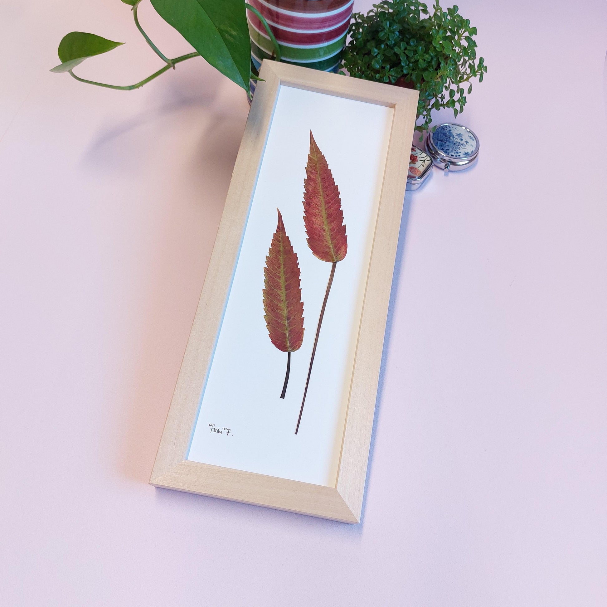 Sublimez votre espace avec cette œuvre fine et élégante faite avec des feuilles de Sumac de Virginie cueillis prés de ma maison en Moselle, France.