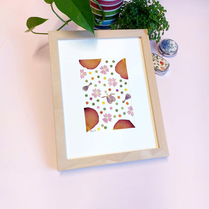 Herbier d'art Flori F.  fait avec des fleurs de verveine couleur rose et  fleurs de Cœur de Marie, ainsi que des découpes des pétales de rose, des pétales de fleurs de Cosmos , et des pétales de Dahlia.  Cadre en bois de hêtre haut de gamme fait en Italie.  