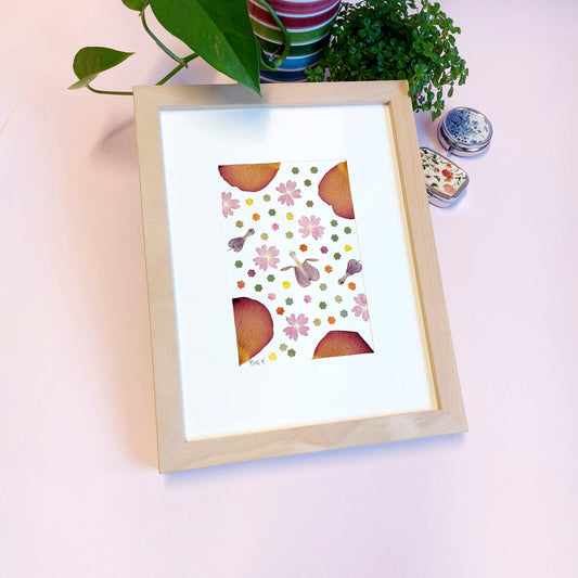 Herbier d'art Flori F.  fait avec des fleurs de verveine couleur rose et  fleurs de Cœur de Marie, ainsi que des découpes des pétales de rose, des pétales de fleurs de Cosmos , et des pétales de Dahlia.  Cadre en bois de hêtre haut de gamme fait en Italie.  