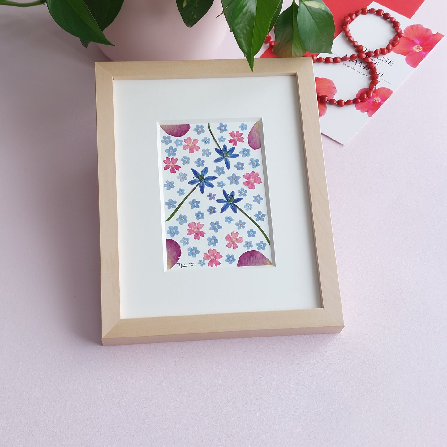 Herbier d’art encadré composé de myosotis bleus et de verveines roses, réalisé à la main, œuvre florale délicate et poétique de la collection Les Généreux.