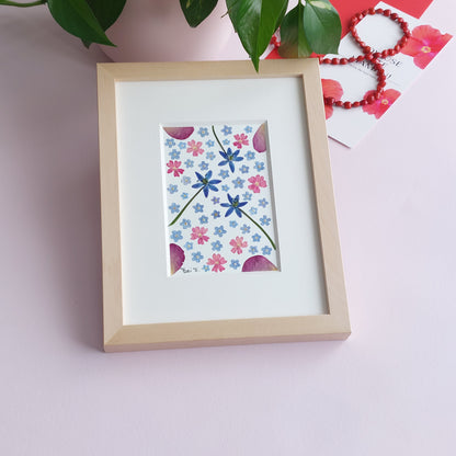 Herbier d’art encadré composé de myosotis bleus et de verveines roses, réalisé à la main, œuvre florale délicate et poétique de la collection Les Généreux.