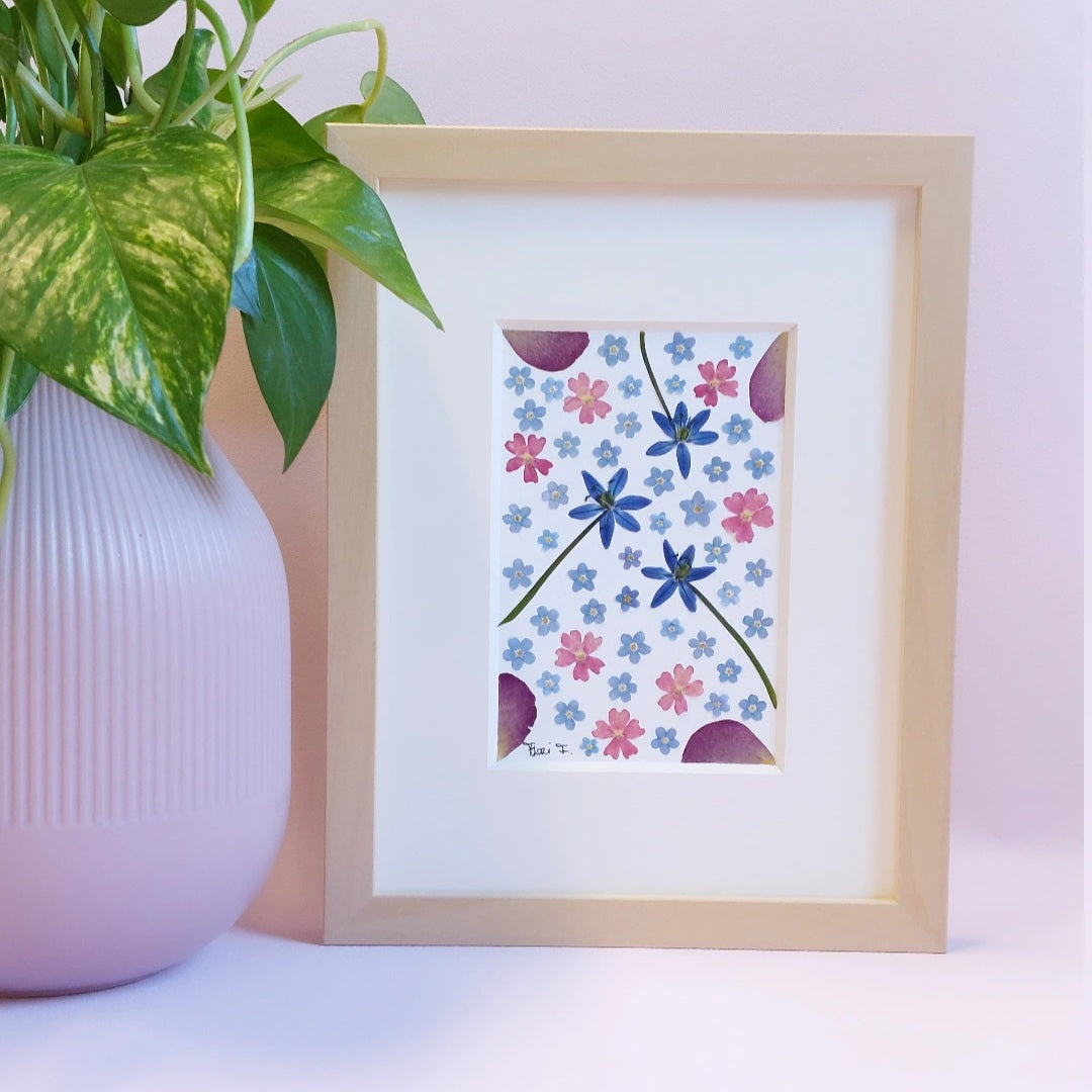 Herbier d’art encadré composé de myosotis bleus et de verveines roses, réalisé à la main, œuvre florale délicate et poétique de la collection Les Généreux.