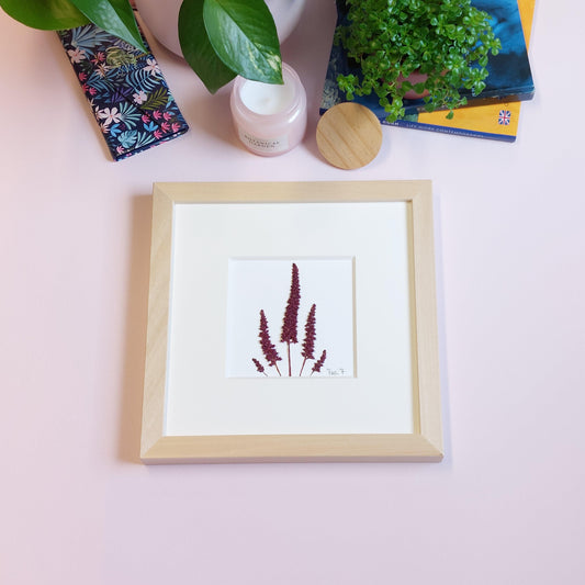 Composition florale minimaliste encadrée, réalisée avec des branches d'amarante rouge récoltées à Luxembourg dans les champs fleuris de Stéphanie à Kapenacker Blooms. Délicatement travaillées, ces branches se sont métamorphosées sous mes doigts en de petits "arbres", soigneusement agencés pour créer une impression de profondeur, évoquant la beauté d'un sous-bois.