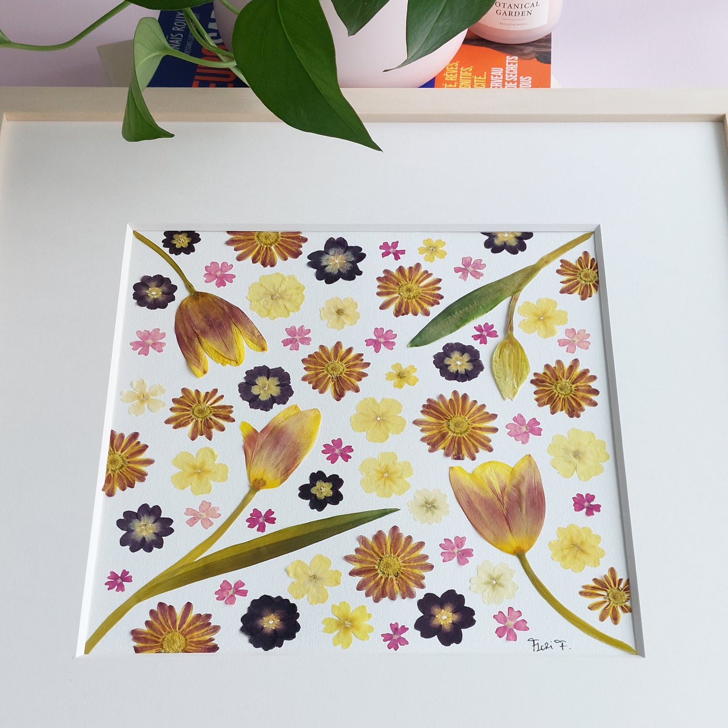 Herbier d’art encadré – LE CADEAU IDÉAL POUR LA FÊTE DES MÈRES !
Élégance et douceur se rencontrent dans cette création au format 40x40 cm, composée de feuilles d’amarante rouge et de tulipes, verveine et primevères.  Un tableau floral unique, sublimé par un passepartout haut de gamme, pour célébrer la l'amour maternel. 