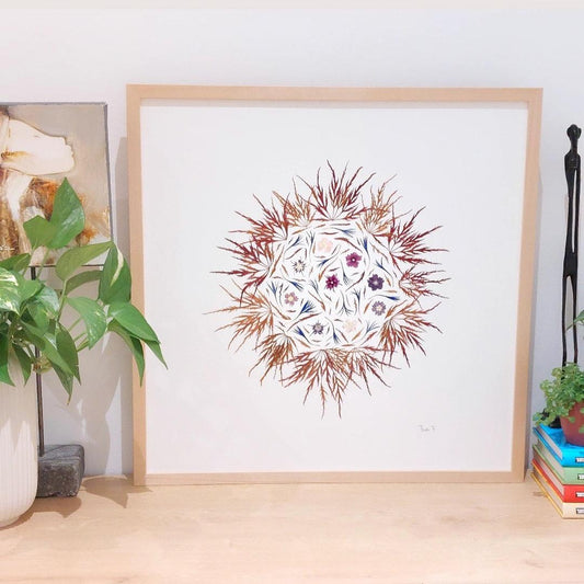 Herbier d'art encadré, réalisé à partir de feuilles d'érable japonais, des fleurs de phlox variés et des petales de bleuet sauvage. Cadre en bois de tilleul haut de gamme fabriqué en Italie.  Décoration murale cozy.  
